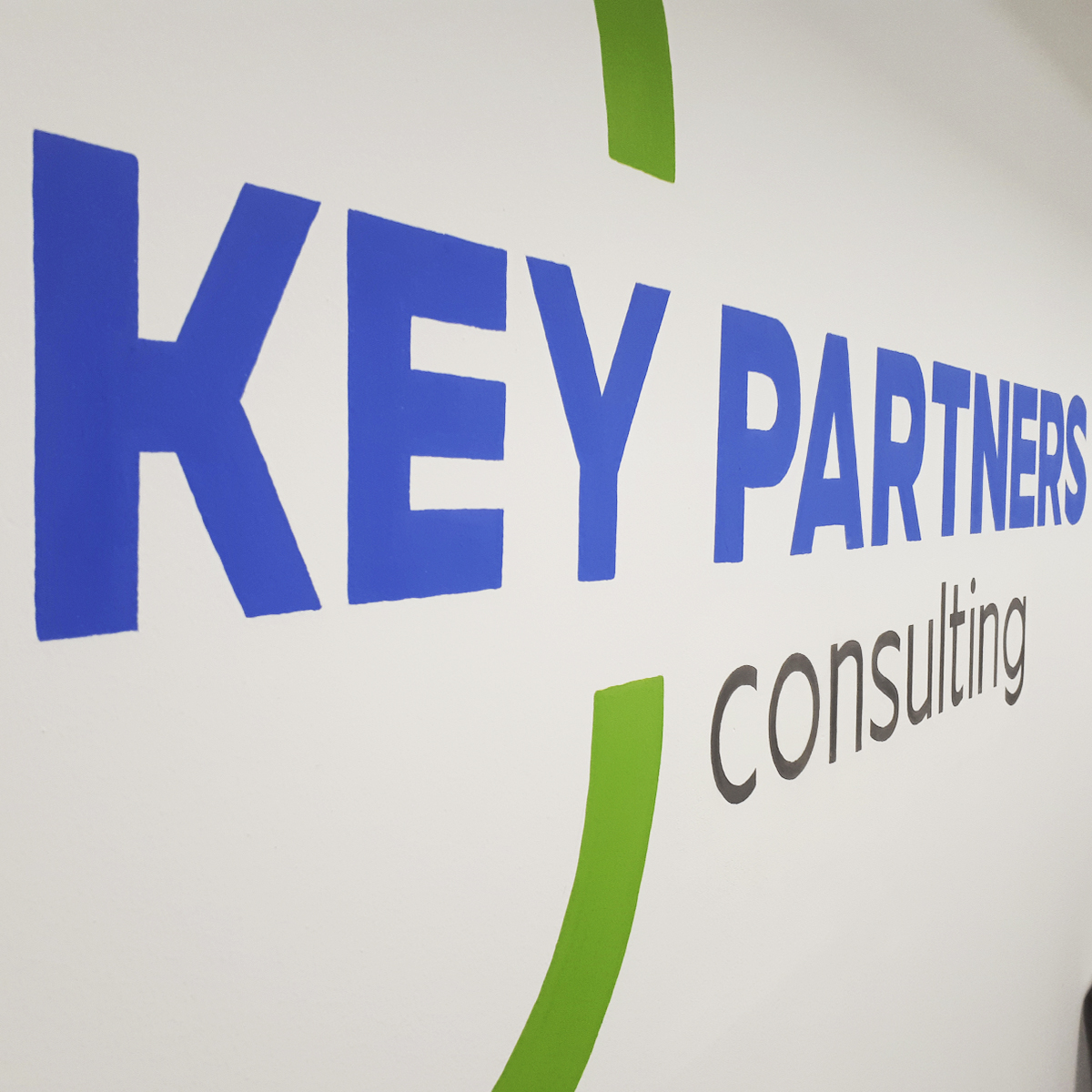 Роспись логотипа на стене